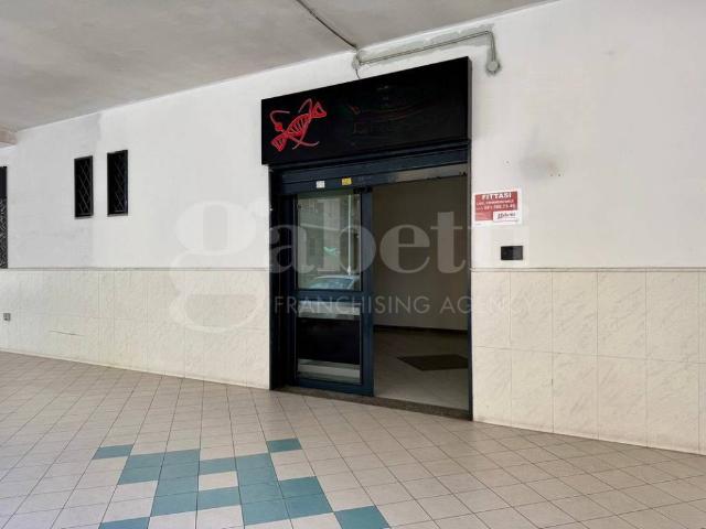 Locale Commerciale in affitto a Mugnano Di Napoli, Campania