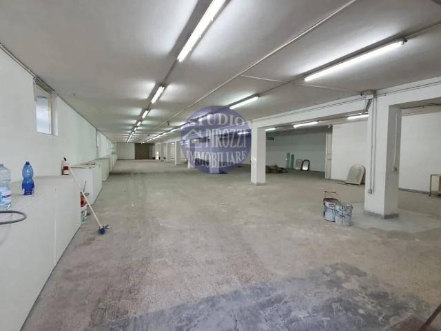 Locale Commerciale in affitto a Mugnano Di Napoli, Campania