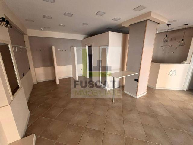 Locale Commerciale in affitto a Mugnano Di Napoli, Campania