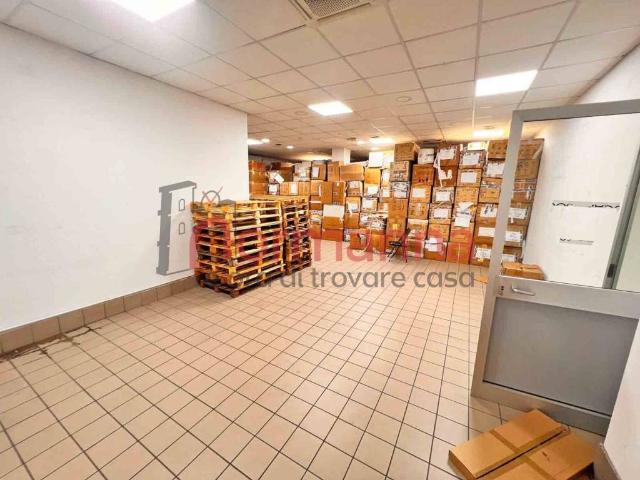 Locale Commerciale in affitto a Mugnano Di Napoli, Campania