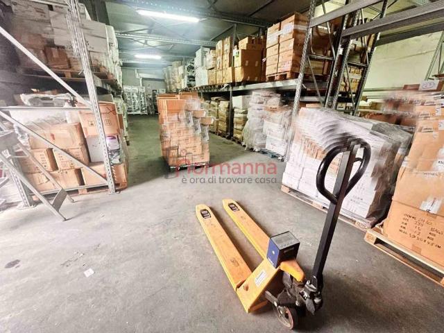 Locale Commerciale in affitto a Mugnano Di Napoli, Campania