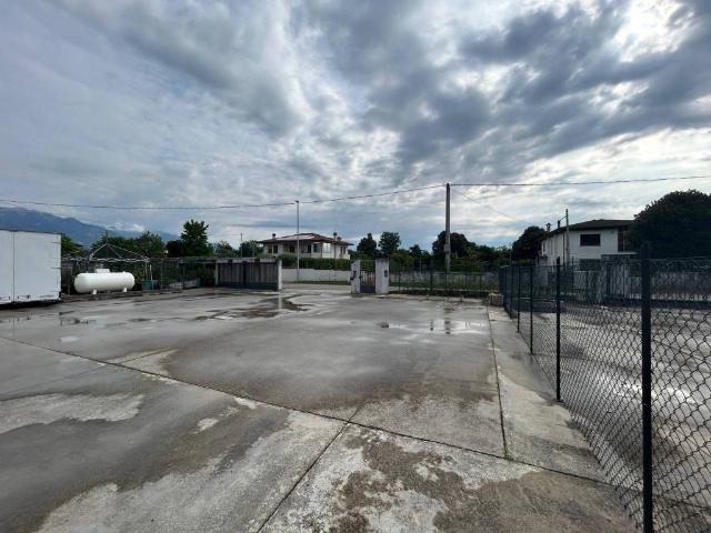 Locale Commerciale in affitto a Mussolente, Veneto