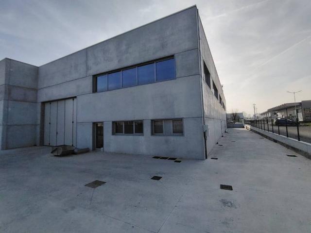 Locale Commerciale in affitto a Mussolente, Veneto