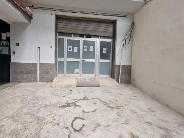Locale Commerciale in affitto a Municipalità 3, Campania