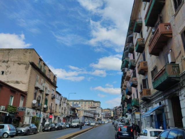 Locale Commerciale in affitto a Municipalità 3, Campania