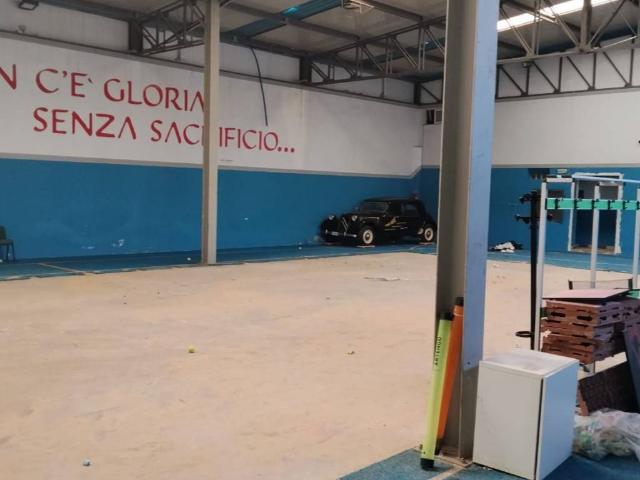 Locale Commerciale in affitto a Antiniana, Pozzuoli
