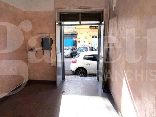 Locale Commerciale in affitto a Municipalità 4, Arenaccia