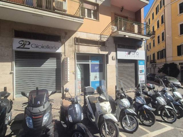 Locale Commerciale in affitto a Municipalità 5, Campania