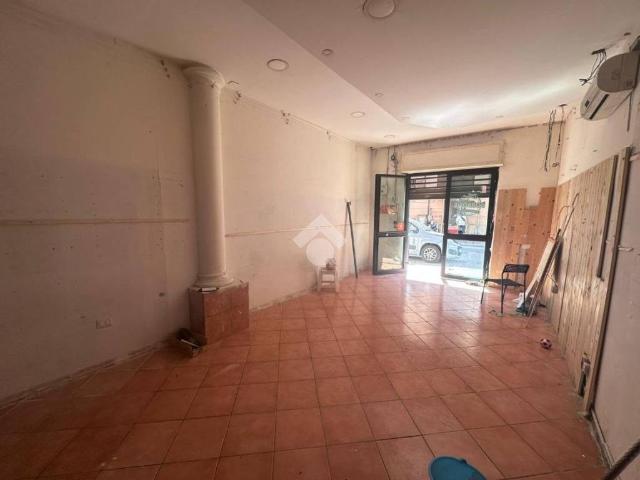Locale Commerciale in affitto a Municipalità 7, Campania