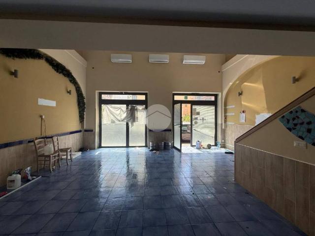 Locale Commerciale in affitto a Municipalità 10, Campania