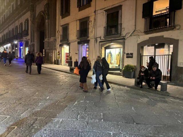 Locale Commerciale in affitto a Municipalità 1, Campania