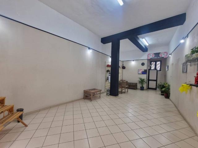 Locale Commerciale in affitto a Municipalità 3, Campania