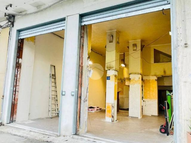 Locale Commerciale in affitto a Municipalità 10, Campania