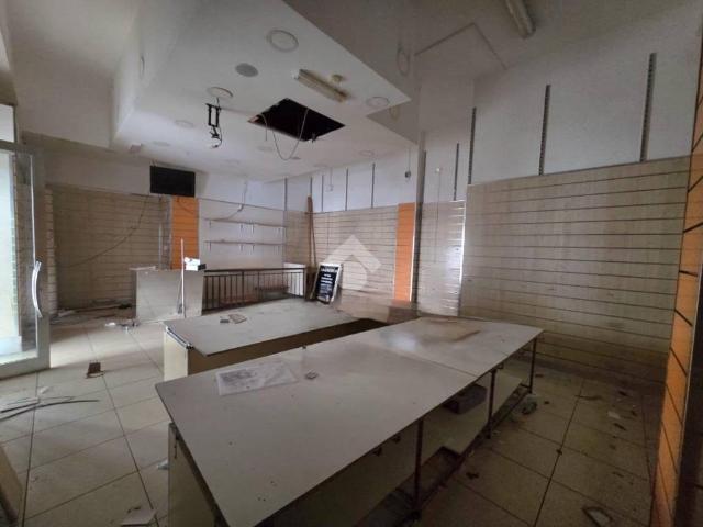 Locale Commerciale in affitto a Municipalità 9, Campania