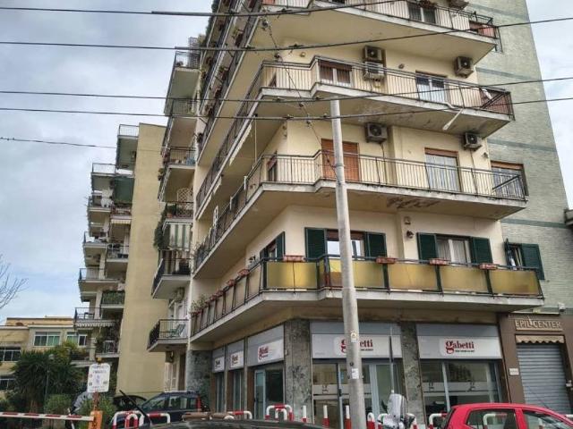 Locale Commerciale in affitto a Municipalità 3, Campania