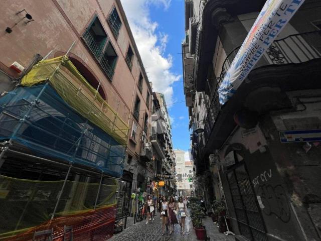 Locale Commerciale in affitto a Municipalità 4, Campania