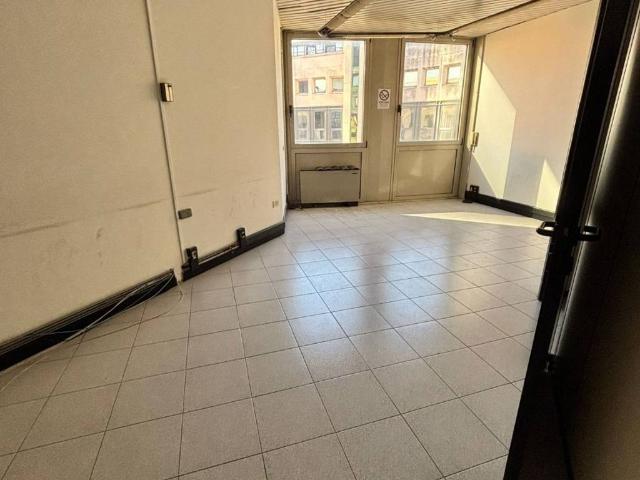 Locale Commerciale in affitto a Municipalità 4, Campania