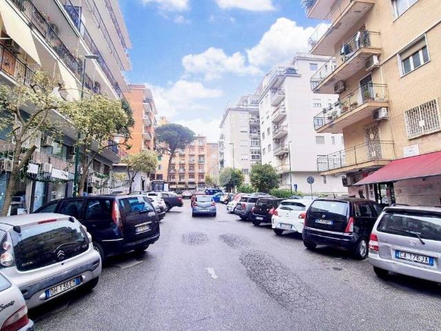 Locale Commerciale in affitto a Municipalità 3, Campania