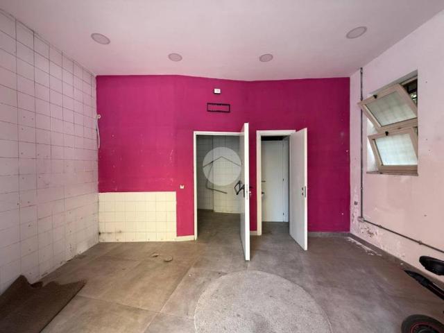 Locale Commerciale in affitto a Camaldoli, Campania