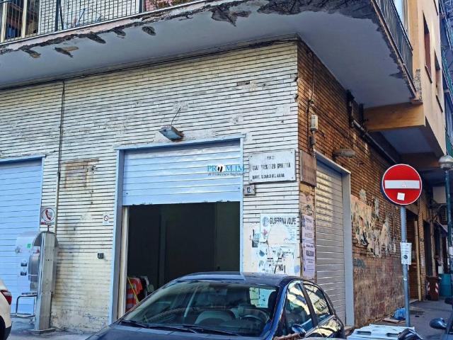 Locale Commerciale in affitto a Municipalità 3, Campania