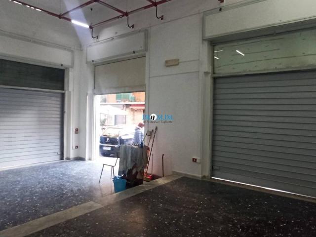 Locale Commerciale in affitto a Municipalità 3, Campania