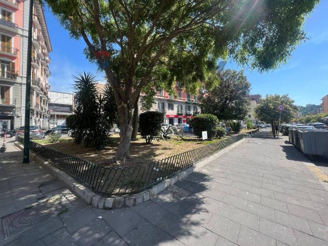 Locale Commerciale in affitto a Municipalità 10, Campania