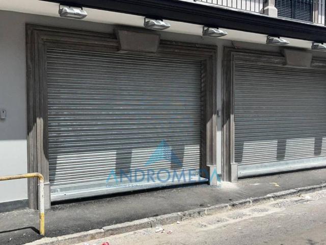 Locale Commerciale in affitto a Municipalità 7, Campania