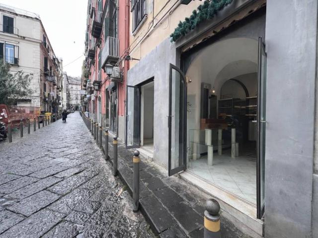 Locale Commerciale in affitto a Municipalità 1, Campania