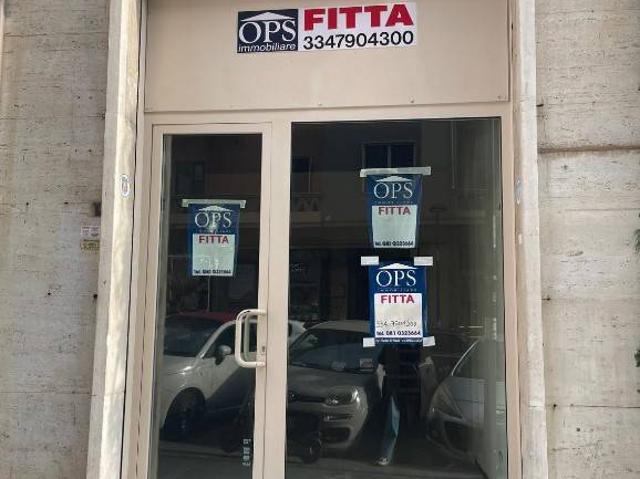 Locale Commerciale in affitto a Municipalità 1, Campania