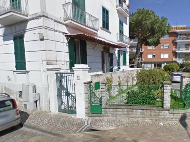Locale Commerciale in affitto a Municipalità 1, Campania