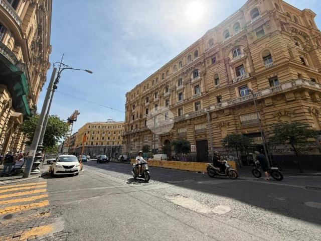 Locale Commerciale in affitto a Municipalità 2, Campania