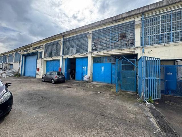 Locale Commerciale in affitto a Municipalità 4, Campania