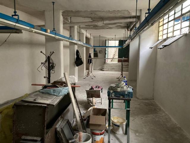 Locale Commerciale in affitto a Municipalità 3, Campania