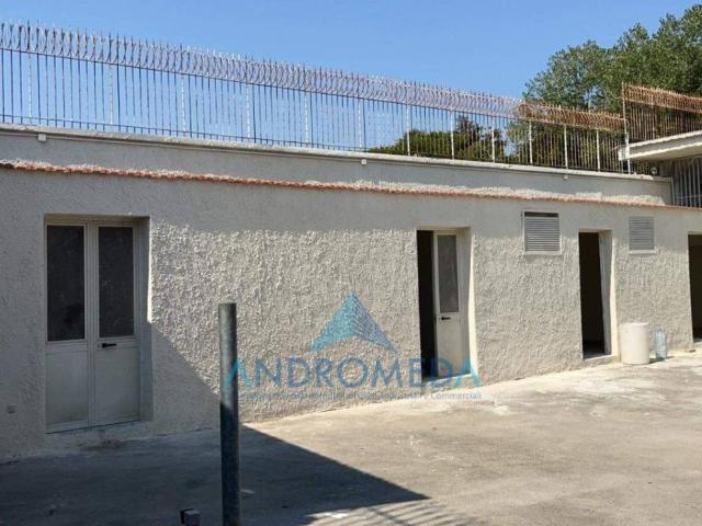 Locale Commerciale in affitto a Campania