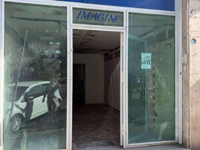Locale Commerciale in affitto a Municipalità 1, Campania