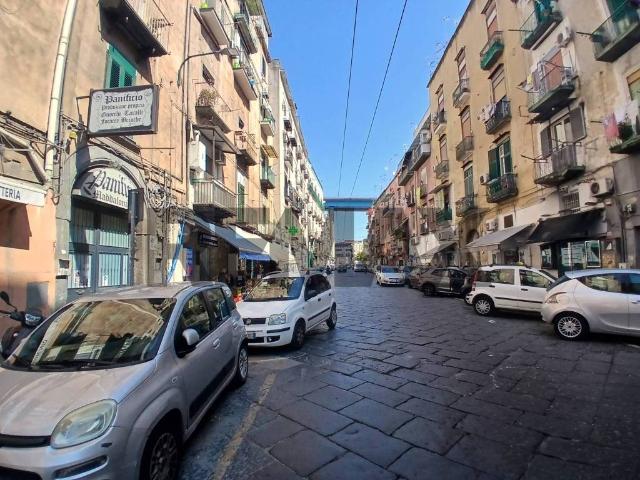 Locale Commerciale in affitto a Municipalità 3, Campania