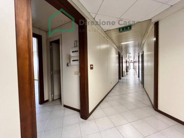 Locale Commerciale in affitto a Municipalità 4, Campania