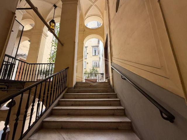 Locale Commerciale in affitto a Municipalità 1, Campania
