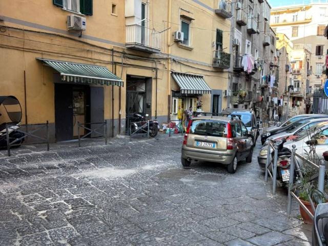 Locale Commerciale in affitto a Municipalità 1, Campania