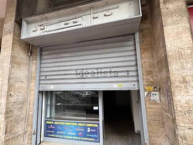 Locale Commerciale in affitto a Municipalità 3, Campania