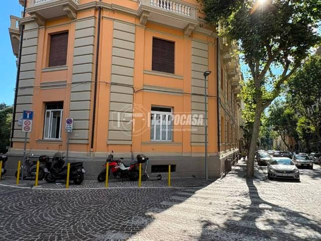 Locale Commerciale in affitto a Municipalità 5, Campania
