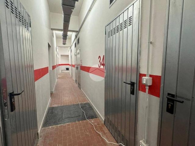 Locale Commerciale in affitto a Municipalità 4, Campania