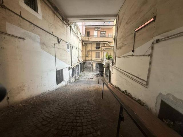 Locale Commerciale in affitto a Municipalità 10, Campania