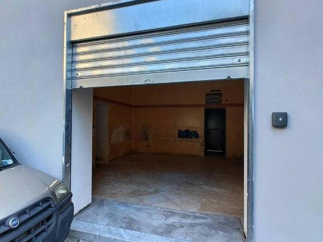 Locale Commerciale in affitto a Municipalità 7, Campania