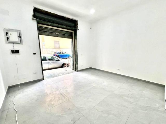 Locale Commerciale in affitto a Municipalità 8, Piscinola