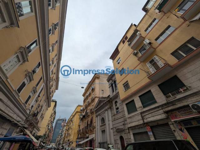 Locale Commerciale in affitto a Municipalità 4, Campania