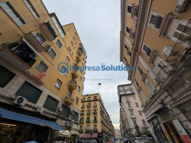 Locale Commerciale in affitto a Municipalità 4, Campania