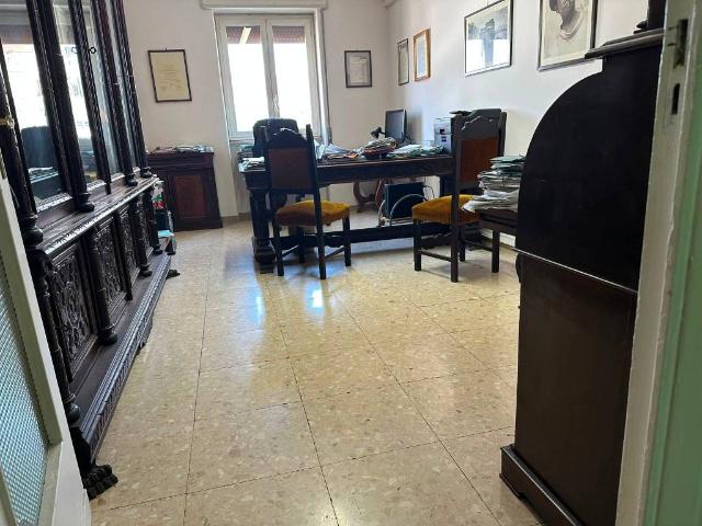 Locale Commerciale in affitto a Municipalità 10, Campania