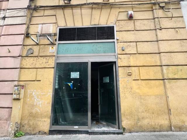 Locale Commerciale in affitto a Municipalità 4, Campania