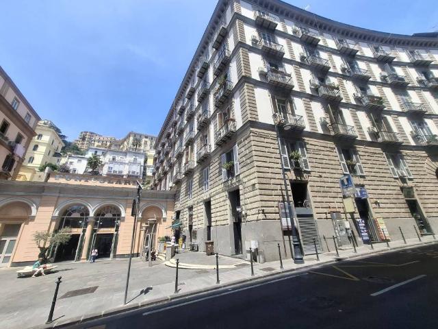 Locale Commerciale in affitto a Municipalità 1, Campania